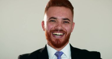 Gülümseyen hoş yönetici portresi. Güvenilir yakışıklı iş adamı.