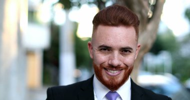 Gülümseyen hoş yönetici portresi. Güvenilir yakışıklı iş adamı.