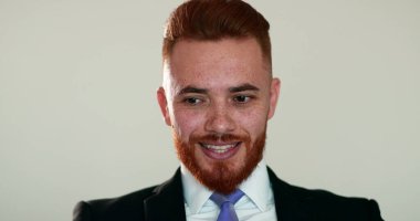 Adam sanki daha fazla hava almak, rahatlamak, ısınmak ister gibi el sallıyor.