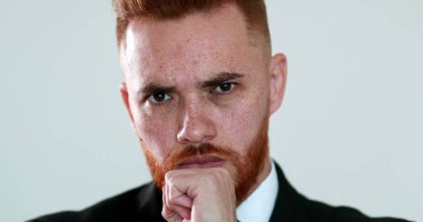 Düşünceli, düşünceli, karar vermeyi düşünen, çözüm arayan bir iş adamı.