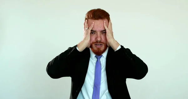 Stresli Adamı Hayal Kırıklığına Uğramış Elleriyle Yüzünü Kapatıyor — Stok fotoğraf