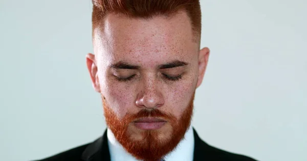 Dalgın Kızıl Saçlı Adam Tefekkür Meditasyonda Gözlerini Kapatıyor Yönetici Adamı — Stok fotoğraf