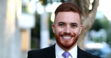 Gülümseyen hoş yönetici portresi. Güvenilir yakışıklı iş adamı.