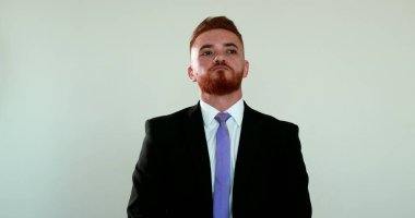 Düşünceli iş adamı çözüm düşünüyor. Çözüm arayan düşünceli girişimci.