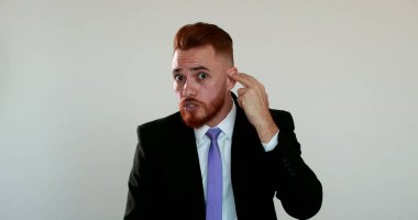 Sinirli bir iş adamı izleyiciden dinlemesini istiyor.