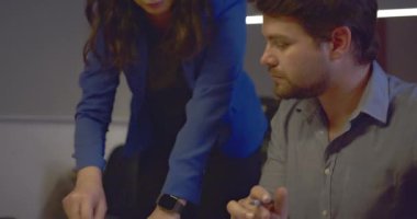 Yönetici kadın iş kadını personelin önünde konuşuyor. Toplantıdaki çalışanlar bayan patronu dinliyor.