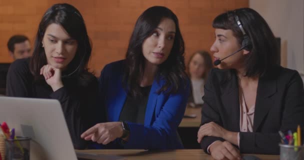 Senior Business Woman Showing Computer Screen Younger Employees Wearing Headsets — Video Stock