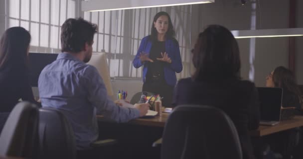 Une Femme Leader Devant Ses Collègues Femme Affaires Leader Réunion — Video