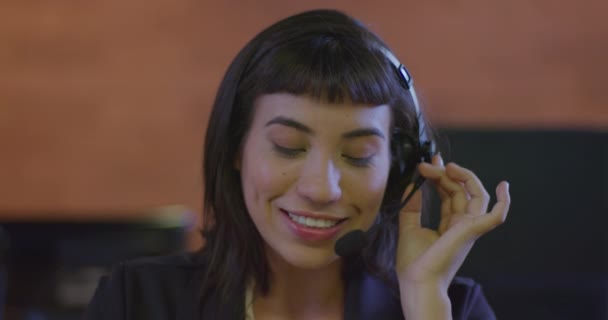 Portrait Latin Hispanic Female Employee Speaking Headset Customer Doing Online — Video Stock