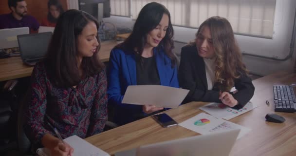 Επιχειρηματίας Γυναίκα Ηγέτης Κοιτάζοντας Αποτελέσματα Τους Νέους Υπαλλήλους Που Κάθονται — Αρχείο Βίντεο