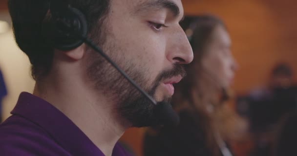 Hombre Empleado Hablando Con Cliente Través Del Dispositivo Auriculares — Vídeos de Stock