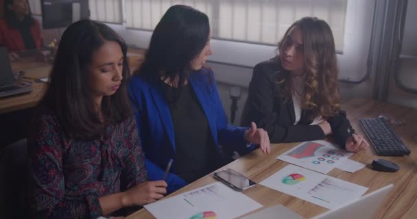Eine Leitende Unternehmerin Erklärt Weiblichen Mitarbeitern Die Ergebnisse Und Zeigt — Stockvideo