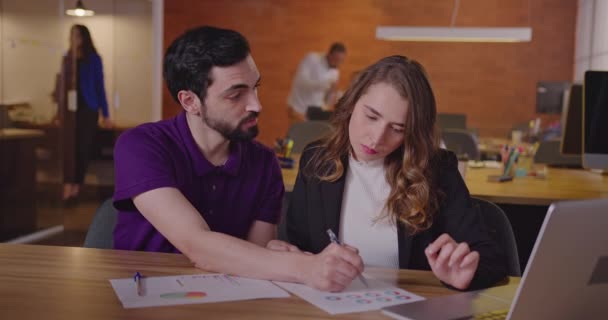 Dva Zaměstnanci Millennials Kanceláři Setkání Společně Ženy Muži Diskutují Práci — Stock video