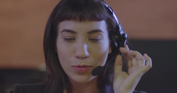 Egy Női Spanyol Telemarketinges Beszél Fejhallgatón Ügyféllel — Stock videók