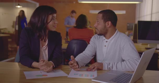 Diverse Colleagues Discussing Work Black Employee Explaining New Job Latin — Vídeos de Stock