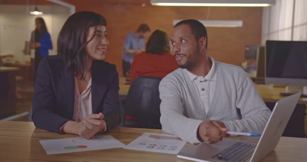 Zwei Unterschiedliche Mitarbeiter Bei Der Arbeit Ein Afrikanischer Mann Gespräch — Stockvideo