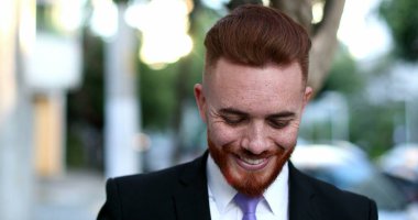 Genç yönetici iş portresi yakışıklı gülümseyen bir portre.