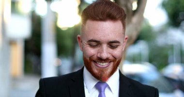 Genç yönetici iş portresi yakışıklı gülümseyen bir portre.