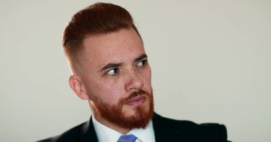 Endişeli iş adamı tepkisi, kaygılı bir adam