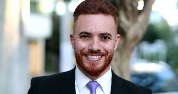 Jovem Executivo Homem Negócio Retrato Bonito Sorrindo Retrato Livre — Fotografia de Stock