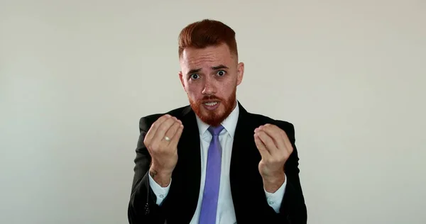Üzgün Adam Kameraya Tartışıyor Kızgın Adamı Kameraya Konuşuyor Elleriyle Işaret — Stok fotoğraf