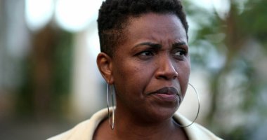 Endişeli siyahi Afrikalı kadın gerçek bir ifade. Düşünceli siyah ırkı.