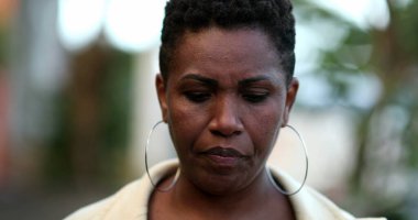 Endişeli siyahi Afrikalı kadın gerçek bir ifade. Düşünceli siyah ırkı.