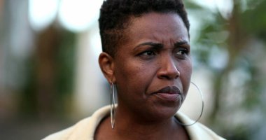 Endişeli siyahi Afrikalı kadın gerçek bir ifade. Düşünceli siyah ırkı.