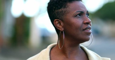 Dışarıda yürüyen endişeli Afrikalı kadın. Siyahi insan düşüncelerini düşünüyor.