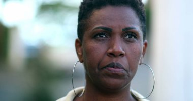 Dışarıda yürüyen endişeli Afrikalı kadın. Siyahi insan düşüncelerini düşünüyor.