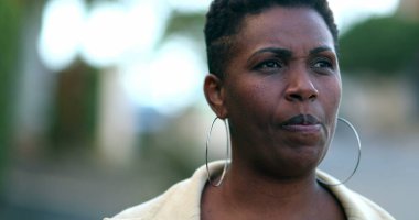 Dışarıda yürüyen endişeli Afrikalı kadın. Siyahi insan düşüncelerini düşünüyor.