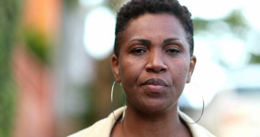 Sinirli Afrikalı kadın duygusal tepkisi