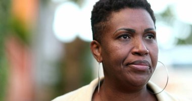 Sinirli Afrikalı kadın duygusal tepkisi