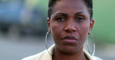 Ciddi bir ifadeyle Afrikalı kadın fotoğraf makinesinin 40 'ına bakıyor.