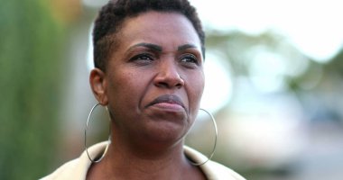 Afrikalı bir kadın kaldırımda yürüyordu.