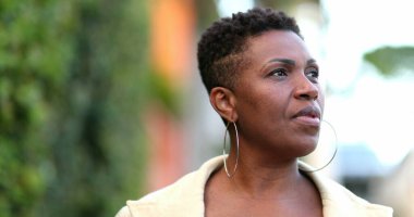 Afrikalı bir kadın kaldırımda yürüyordu.