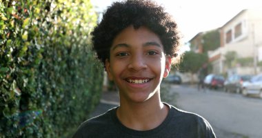 Afrikalı çocuk dışarı Coperid-19 yüz maskesi takıyor.