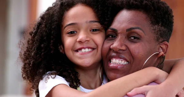 African Mother Cheek Cheek Daughter Smiling — Stockfoto