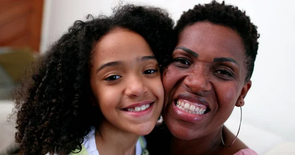 African Mother Cheek Cheek Daughter Smiling — Zdjęcie stockowe