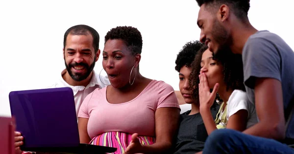 Африканська Міжрасова Сім Розмовляє Відео Конференції Родичами Ноутбуці — стокове фото