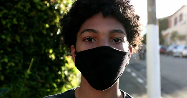 Afrikanischer Junge Setzt Covid Gesichtsmaske Nach Draußen — Stockfoto