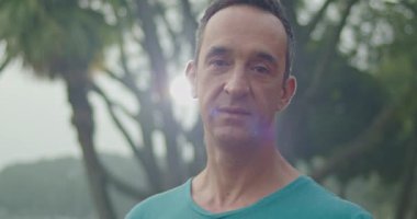 40 'lı yaşlarda sıradan bir Brezilyalı' nın portresi kameraya bakıyor.