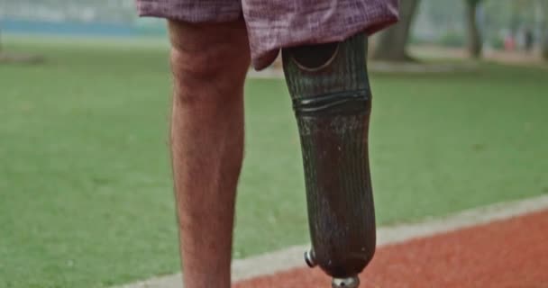 Amputee Athlete Standing Prosthetic Leg Equipment Running Track — Stockvideo
