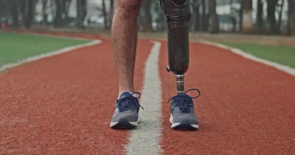 Amputee Athlete Standing Prosthetic Leg Equipment Running Track — Wideo stockowe
