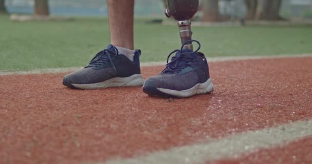 Closeup Person Prosthetic Leg Tennis Shoes Standing Running Track Equipment — Stok video