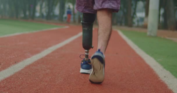 Disabled Amputee Athlete Walking Prosthetic Leg Sportive Man Prosthetic Leg — Stok video