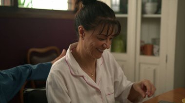 Sabahları kahvaltı masasında yaşlı evli bir çift. Kahve içen olgun bir kadın.