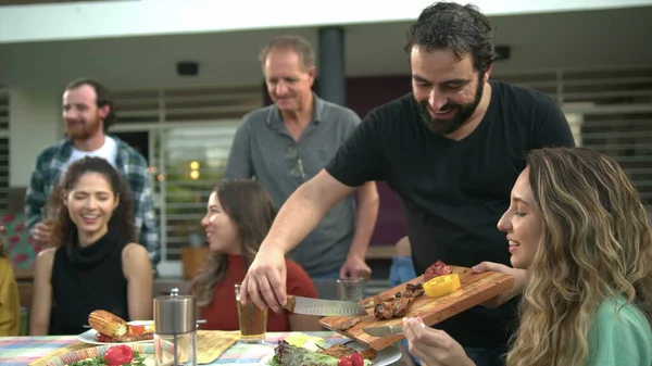 Grupo Amigos Alegres Comiendo Barbacoa Juntos Chef Barbacoa Que Sirve — Foto de Stock