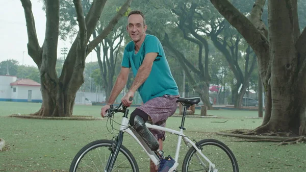 Portrait Disabled Man Prosthetic Leg Standing Bicycle — 图库照片