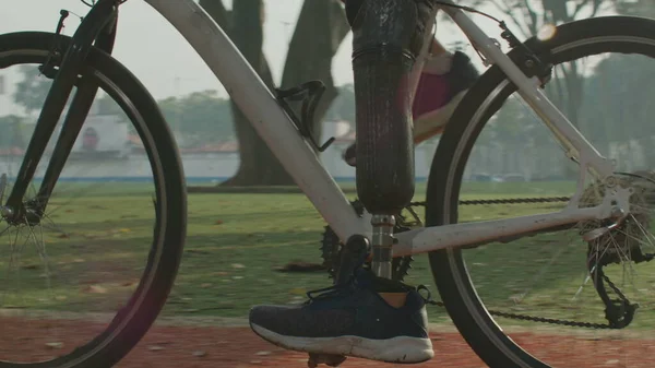Athletic Disabled Man Prosthetic Leg Riding Bicycle — Stock Photo, Image